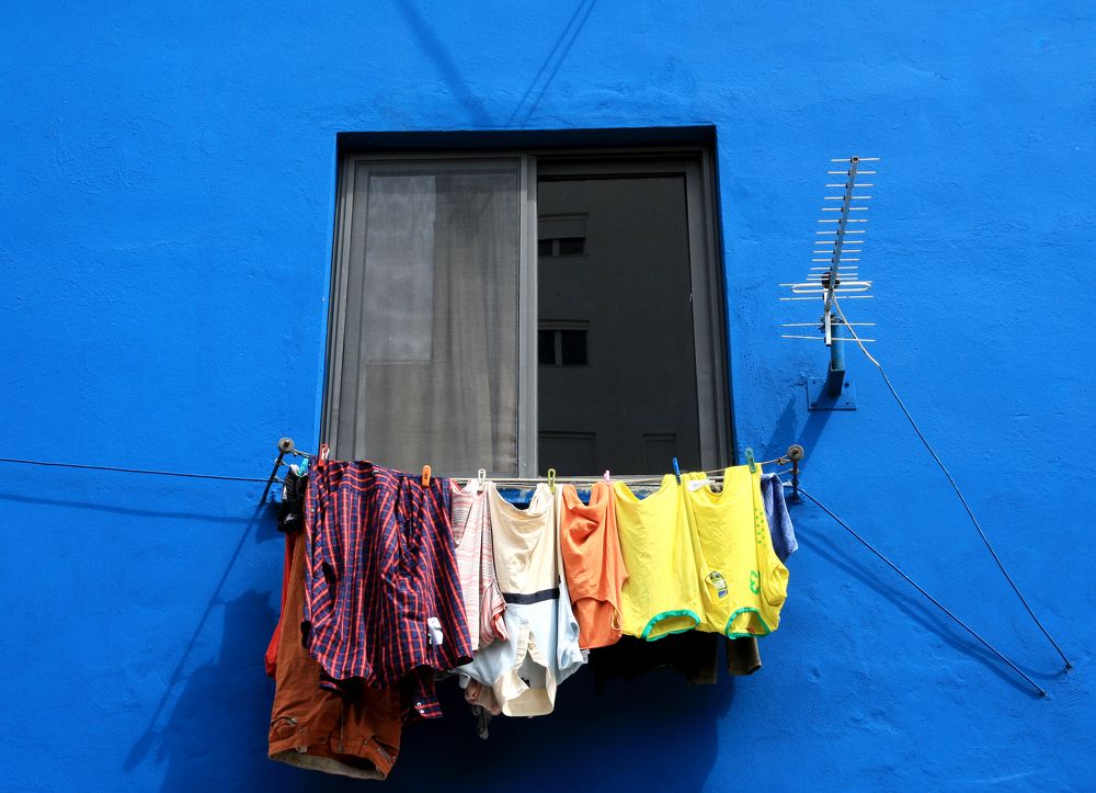 Живописное окошко с бельем.