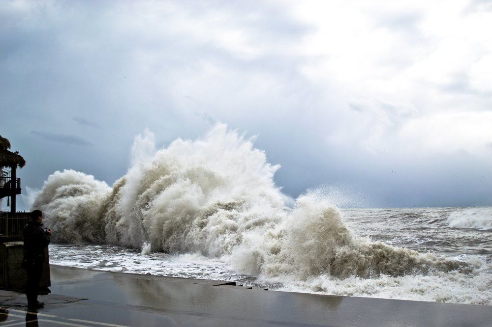 Зимний шторм в городе Сочи