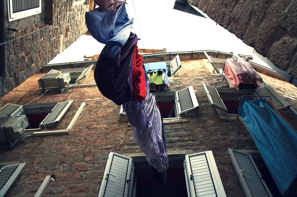 Живописная древняя улочка с бельем