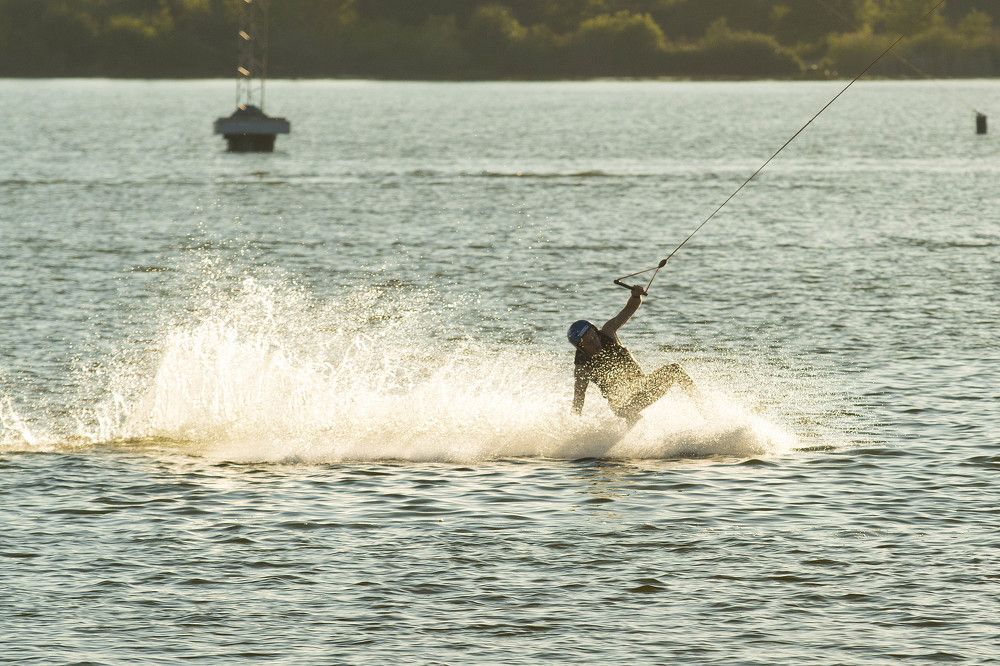 Ловить руками искры брызг