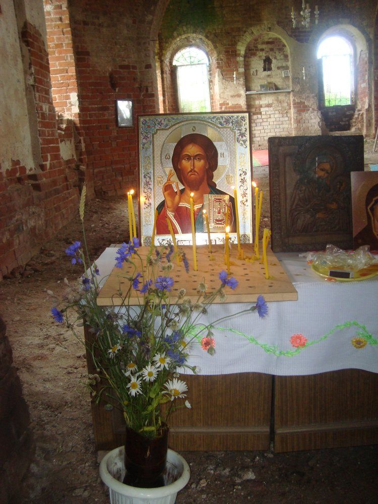 в храме