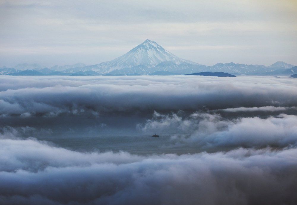 Вилючинский вулкан над облаками