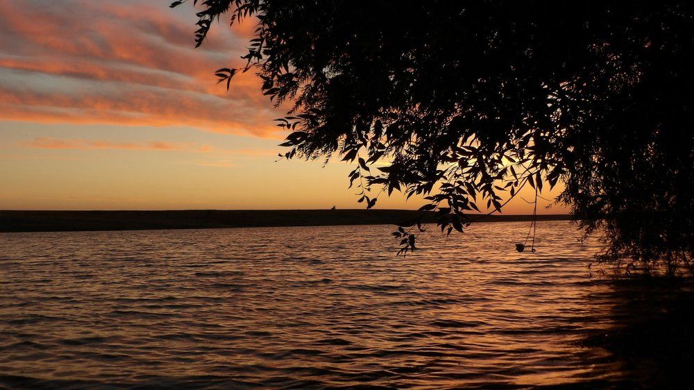 Золотой рассвет на Волге