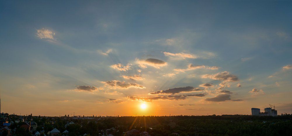 В бездонном небе сияет облако