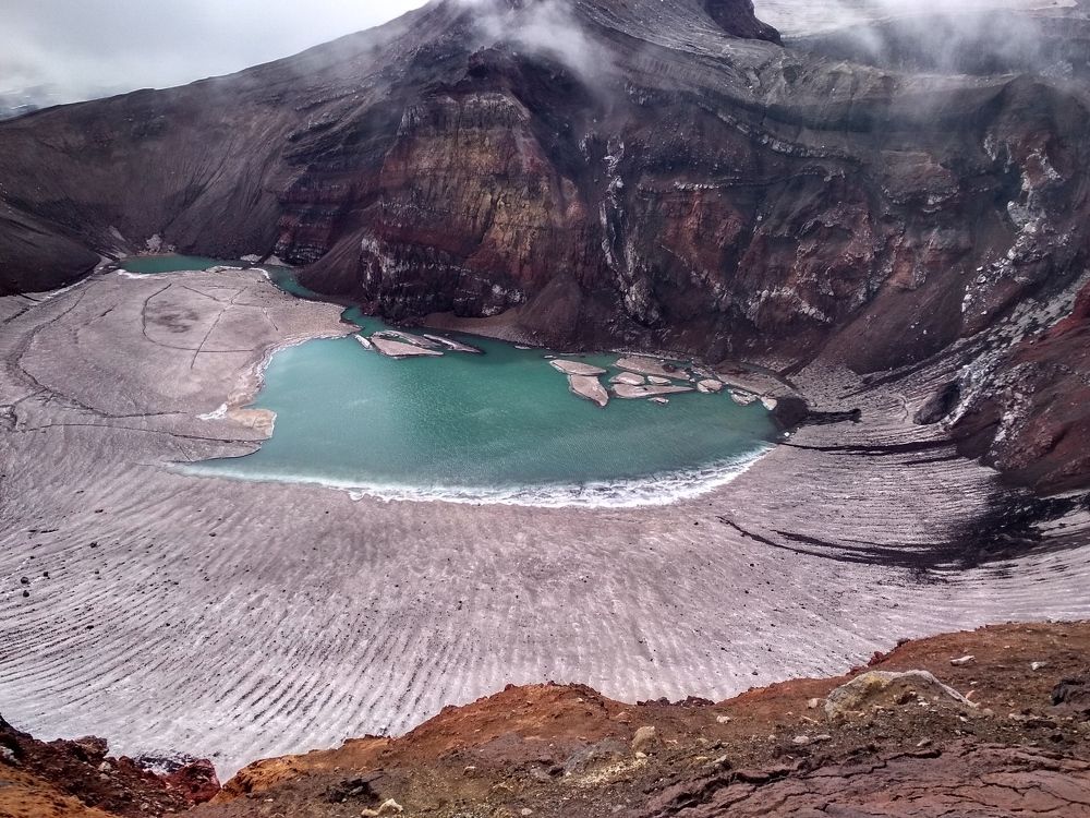 Кратер вулкана горелый