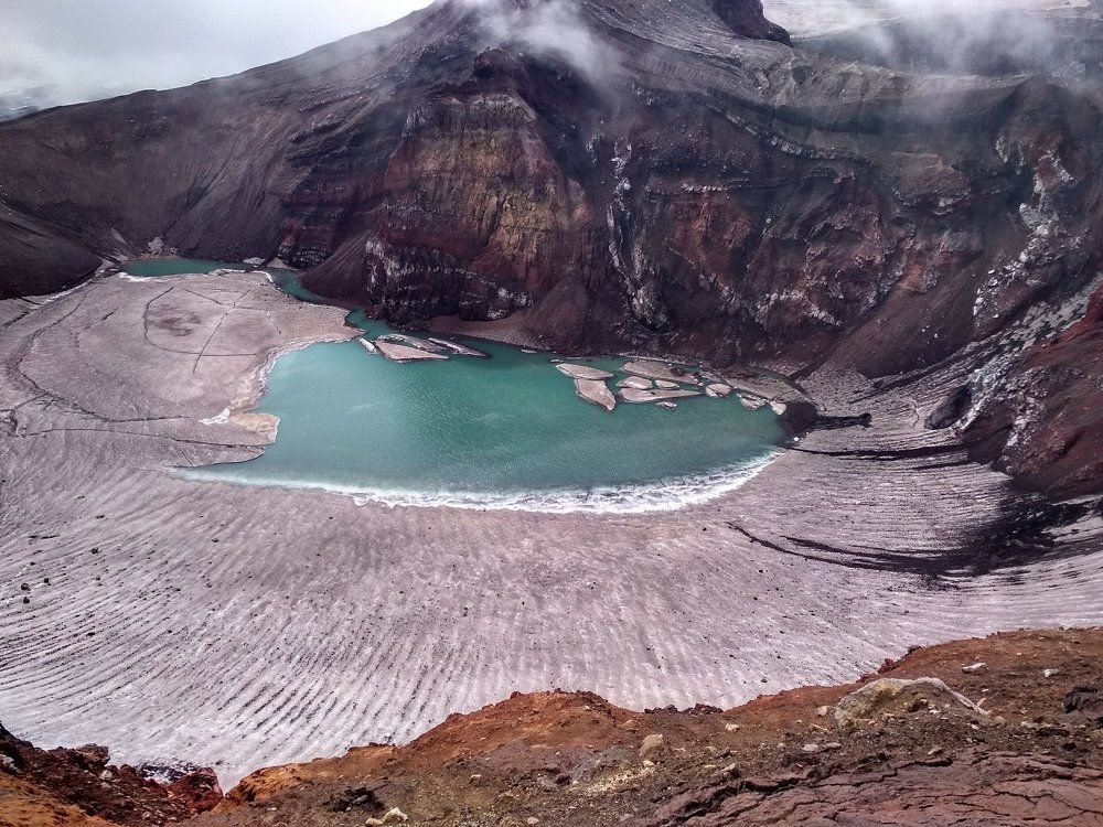 Кратер вулкана горелый