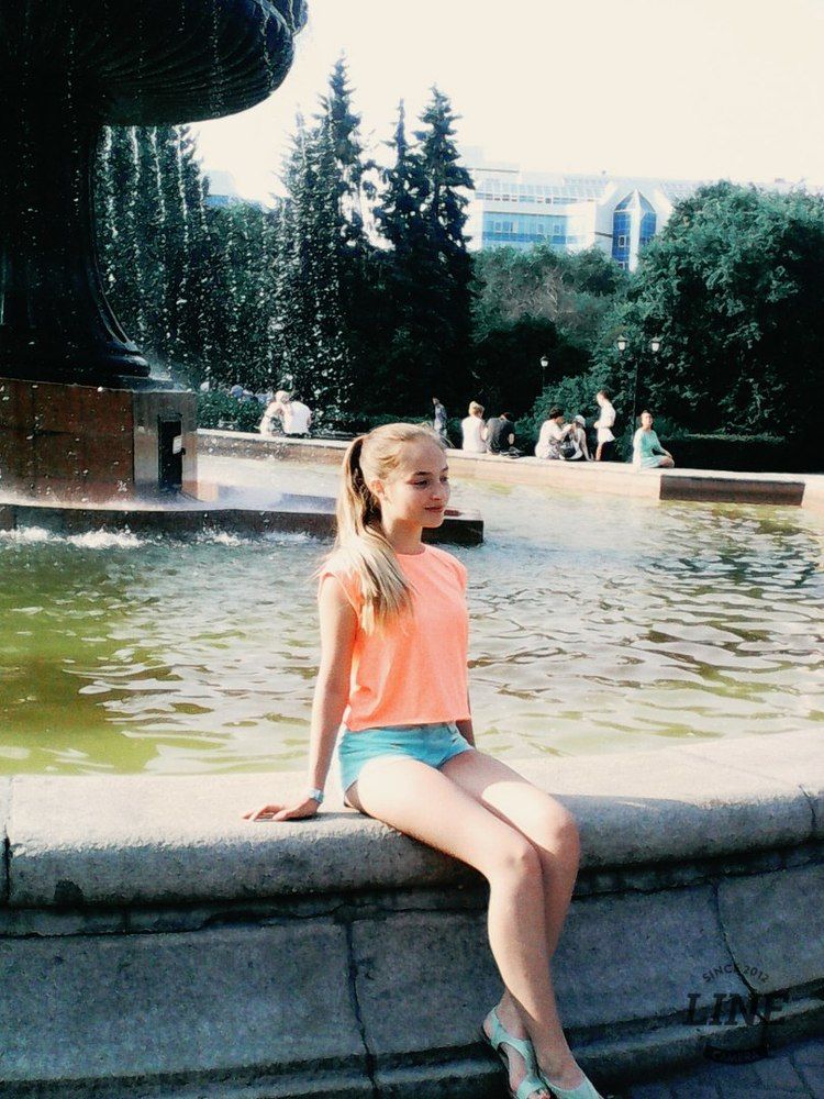 У фонтана
