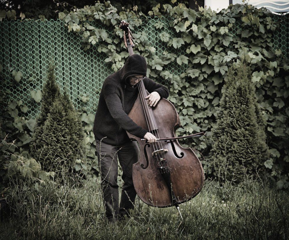"...где не губами, а устами, не надо музыку руками..."