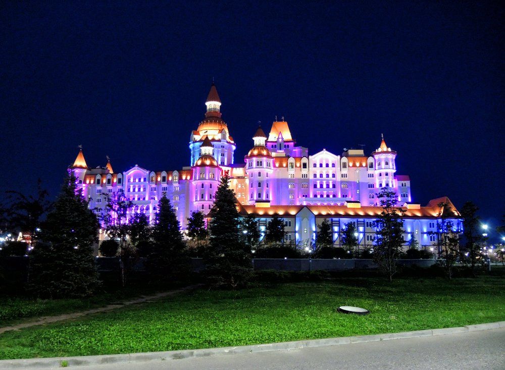 Сказочный Богатырь Сочи-парка ночью