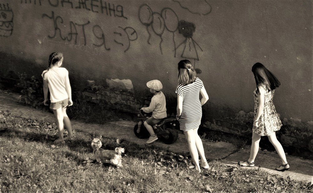 Девчонки с нашего двора