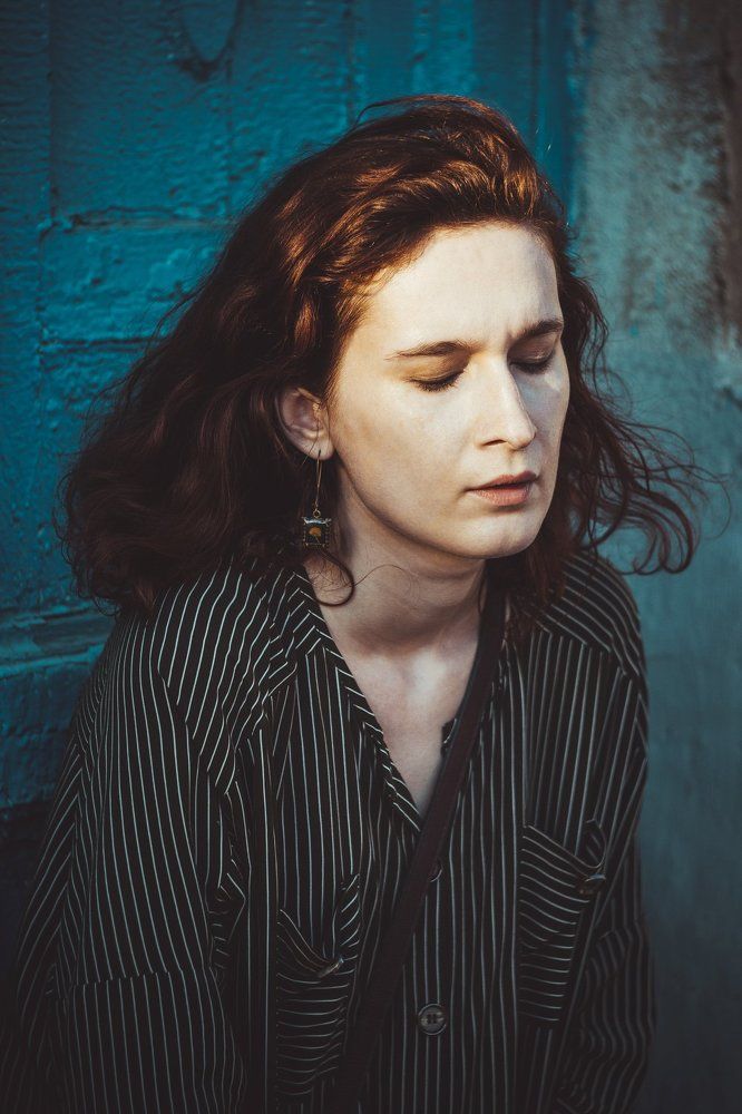 летний портрет на фоне старинной двери