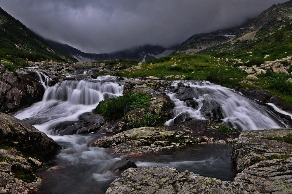 Горный ручей по камням