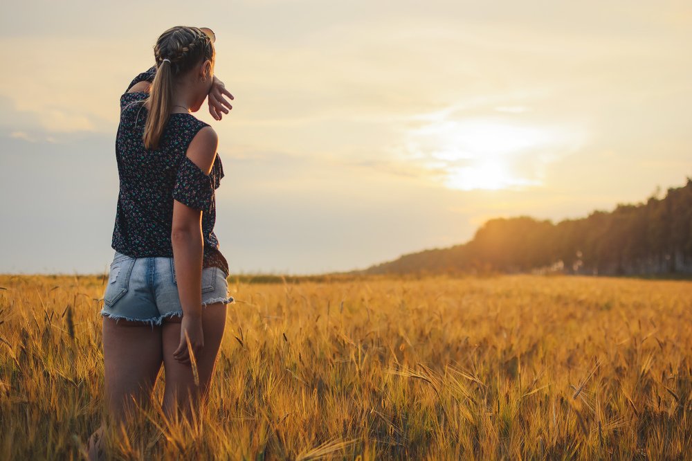 Девушка и закат.