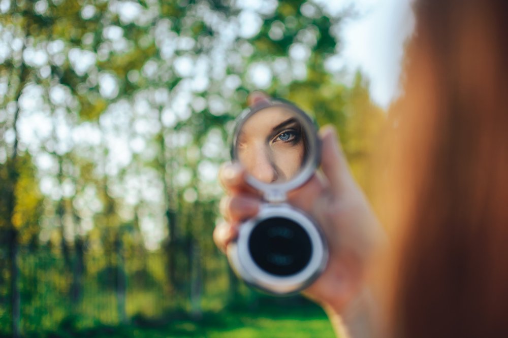 Девушка с косметичкой.