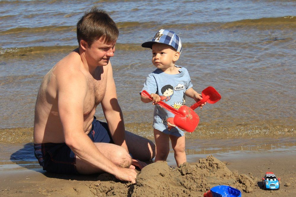 Папа и сын у моря.