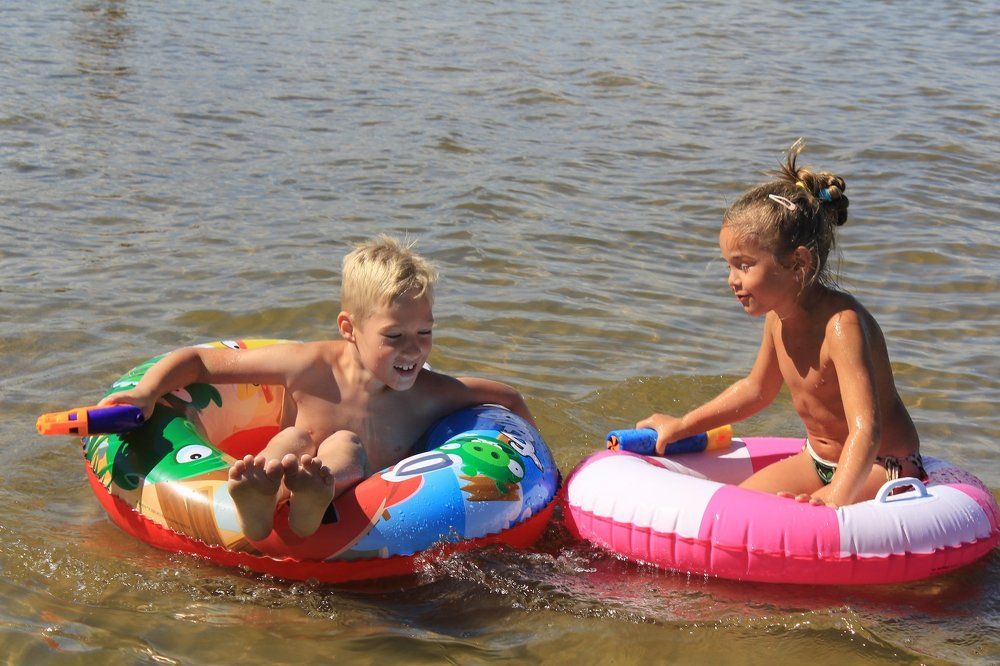 Дети играют на пляже.