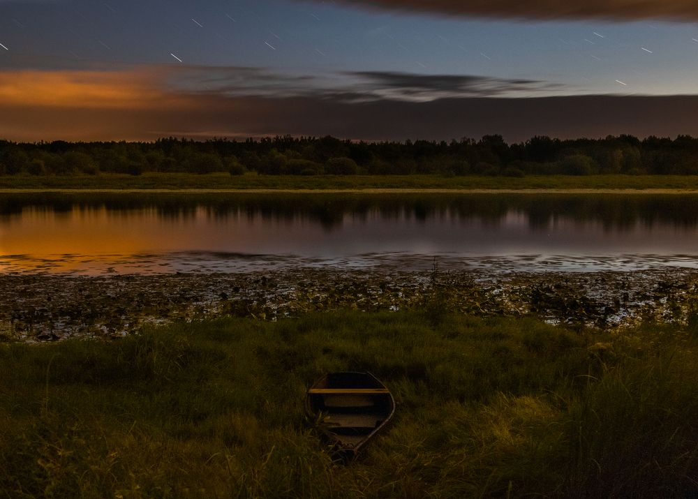 лодка у реки