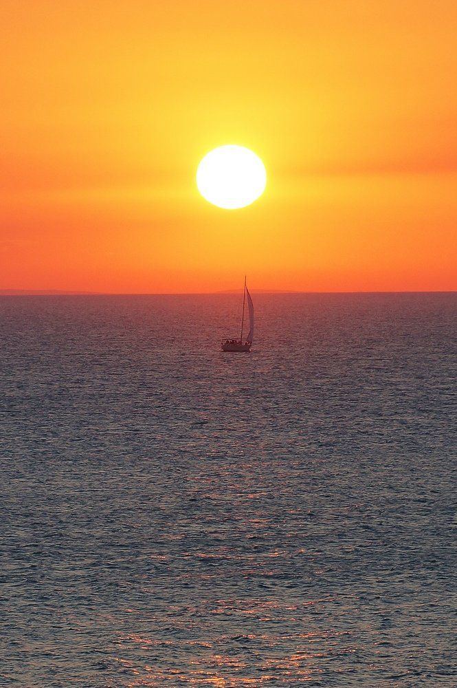 Плывущий по закату