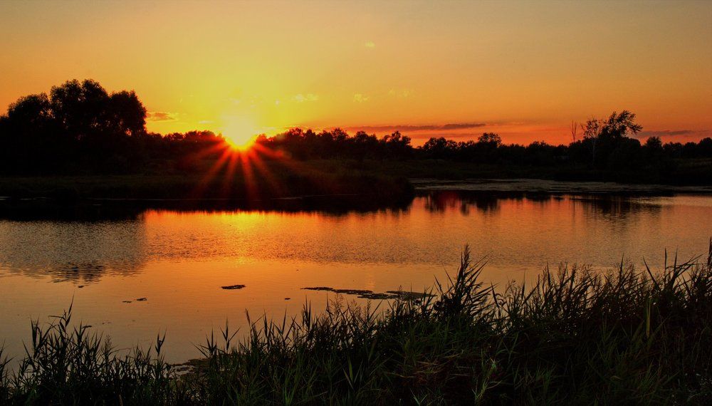 Закат над озером