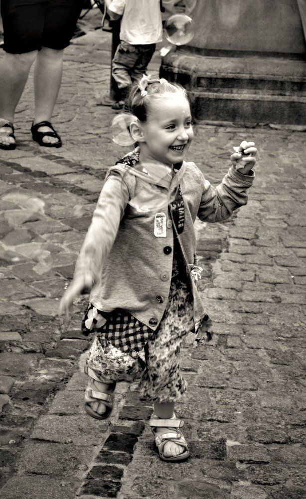 Девочка с пирожком в руке и мыльным пузырем на ухе::)...