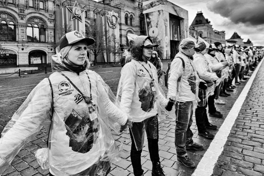 Возьмитесь за руки, друзья!