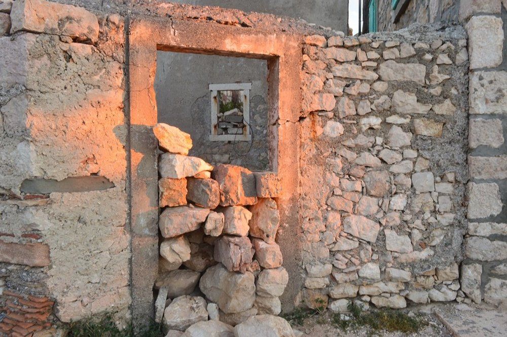 Первый луч на старой стене.