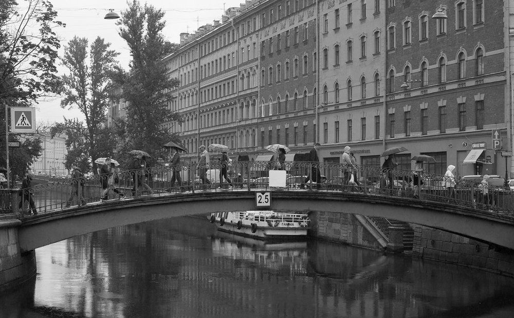 Отражение города на Неве.