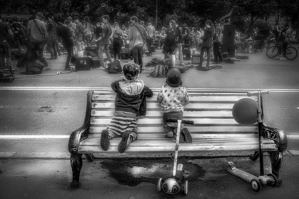 скамейкам для болельщиков...