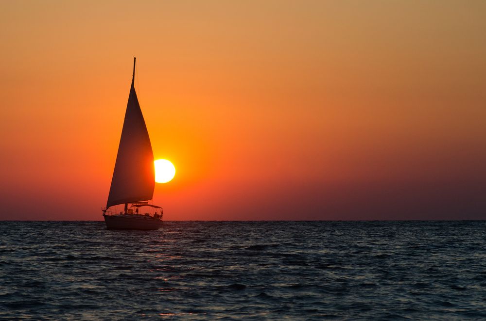 Морской закат и парусная яхта (Sea sunset and sailing yacht)