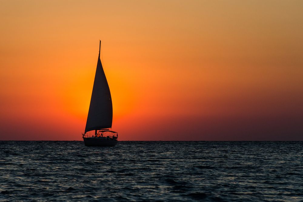 Морской закат и парусная яхта (Sea sunset and sailing yacht)