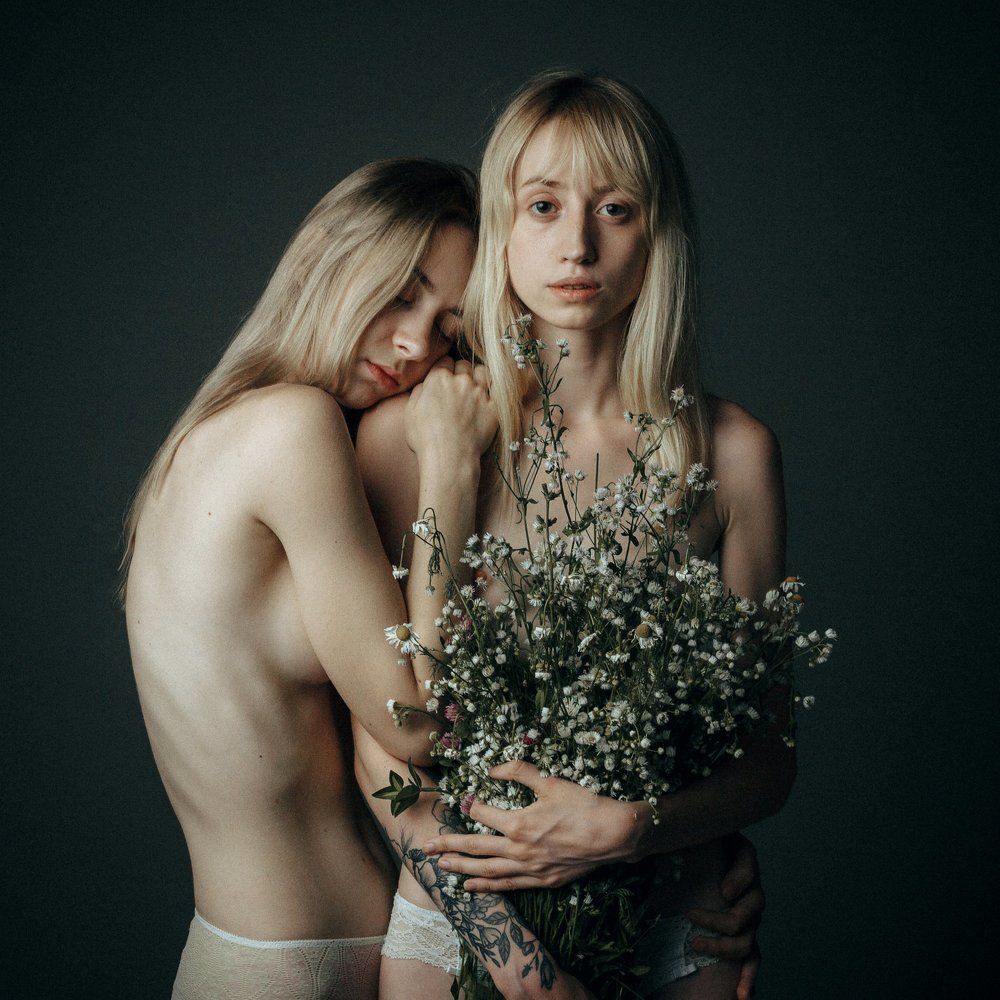 Вика и Настя