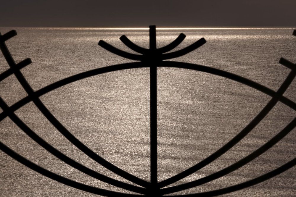 Море вид сквозь ограду