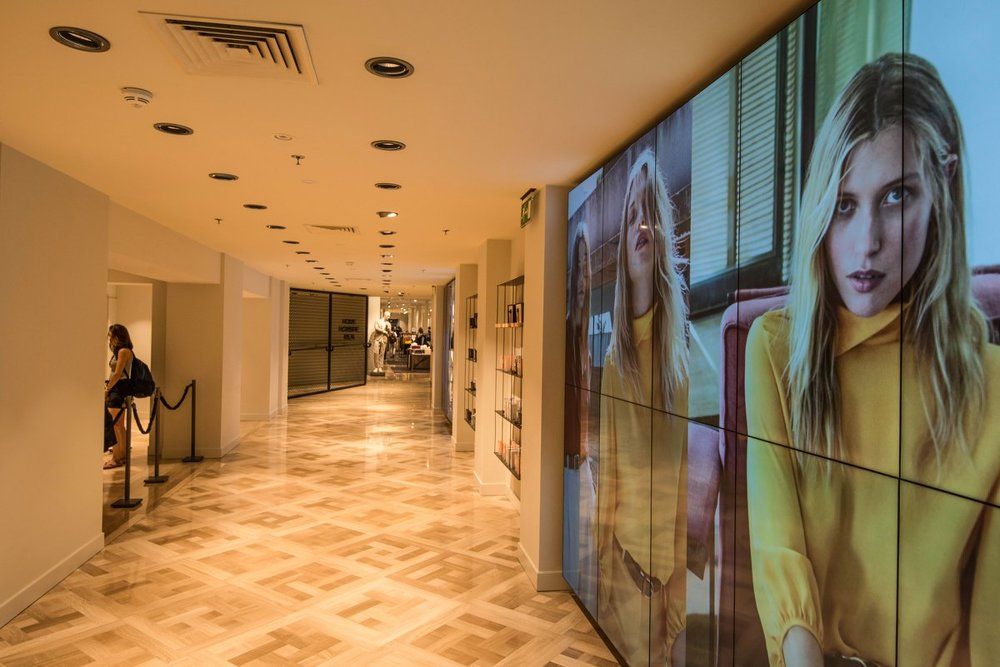 портрет на стене