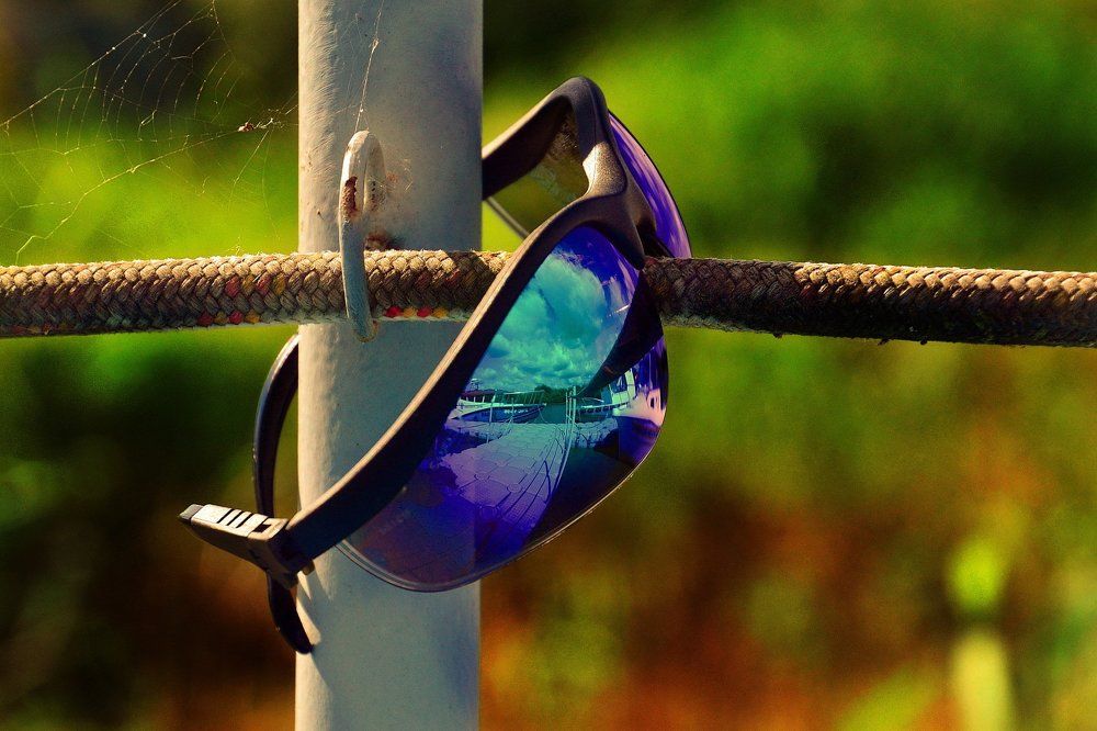 Очки на пристани.