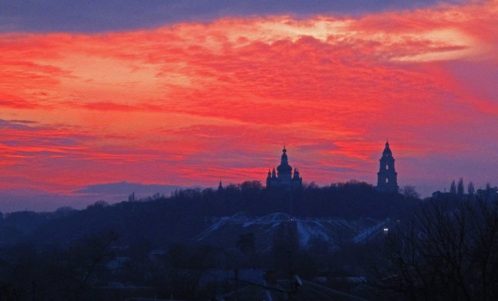 Заревом заката даль небес объята…