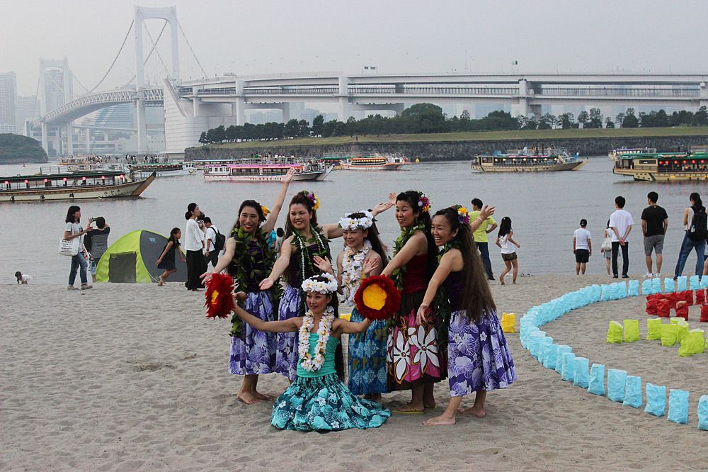 Девушки фотографируются на берегу Токийского залива