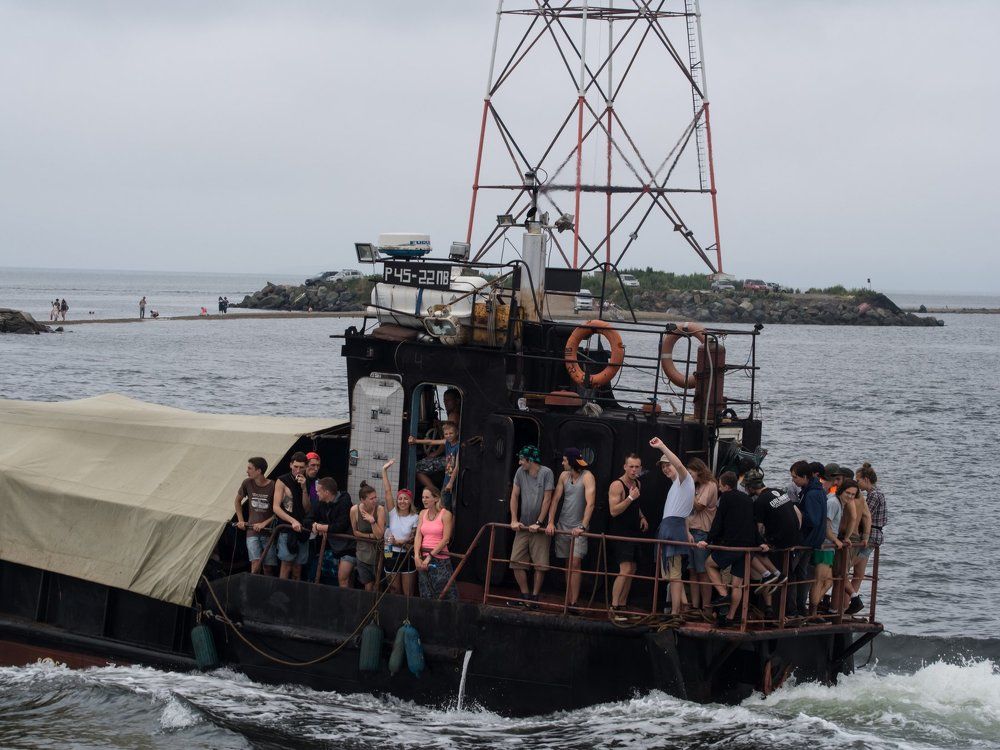 Баржа на острова