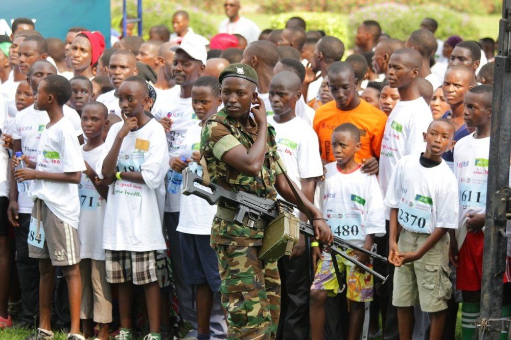 Солдат и дети .