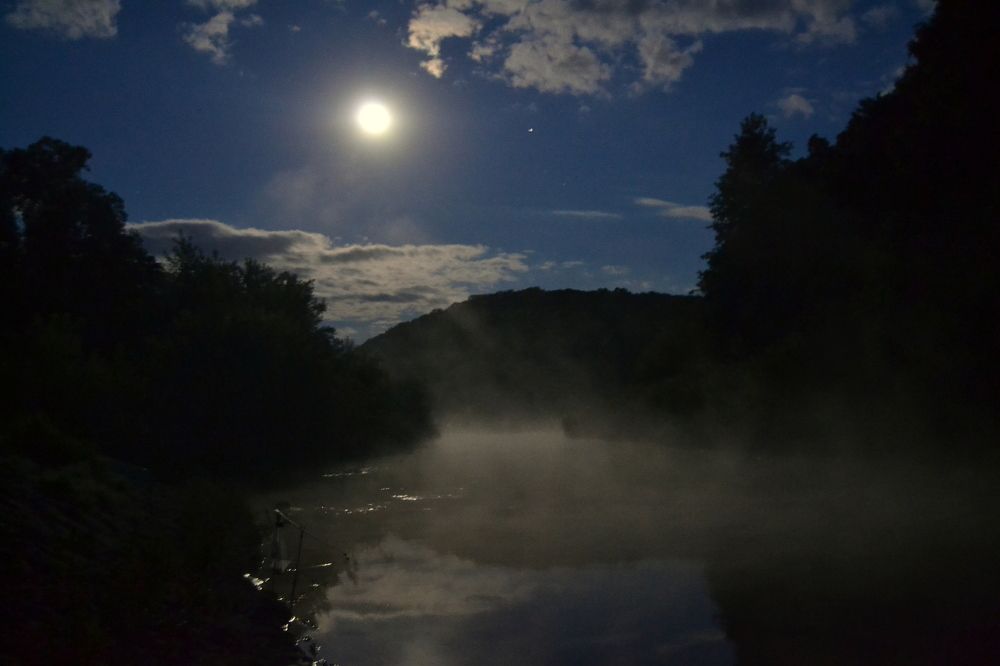 В лунном сиянии.