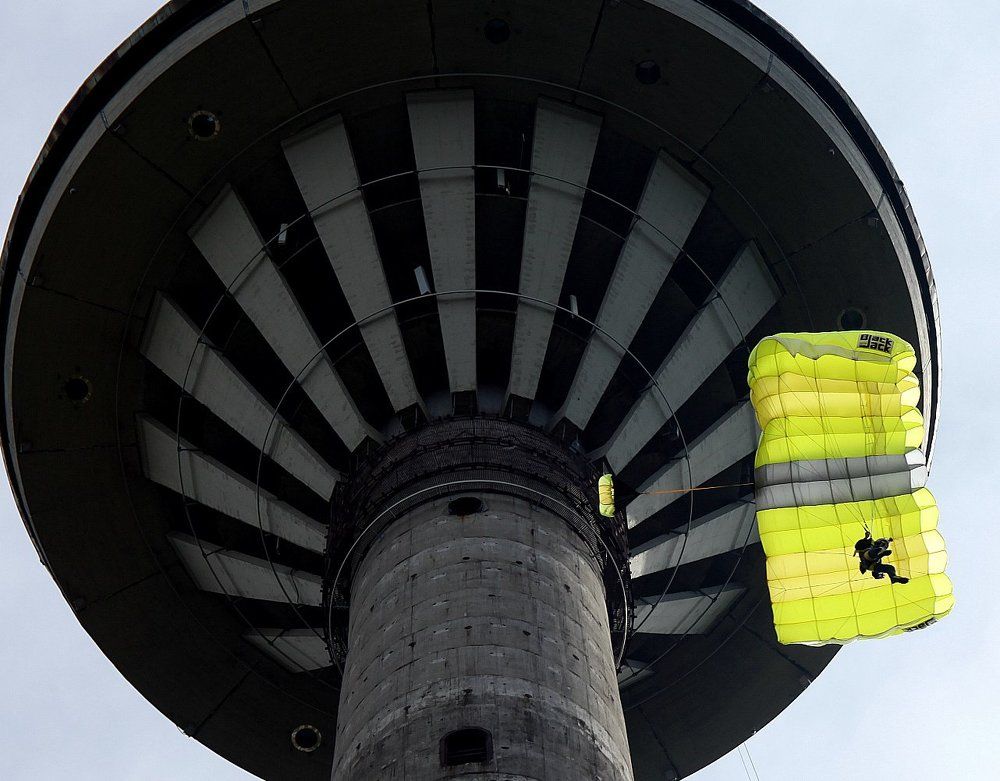 ЕСТЬ ТОЛЬКО МИГ.ЗА НЕГО И ДЕРЖИСЬ.