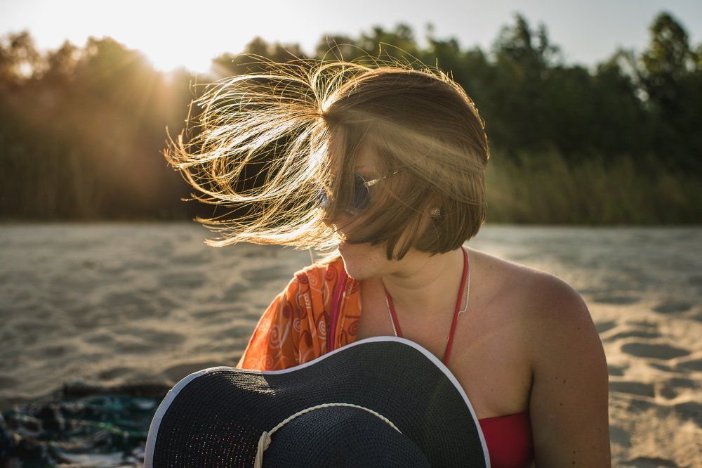 Играет солнце ветром в волосах