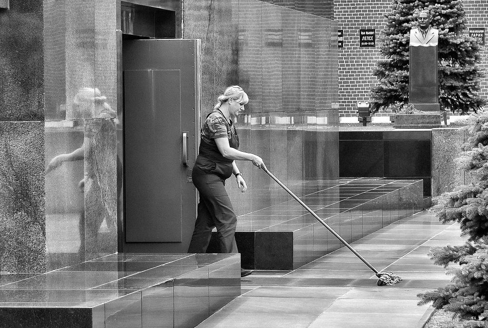 ..... Будет чисто в кабинете у вождя ....