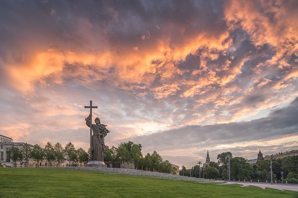 Под грозными небесами