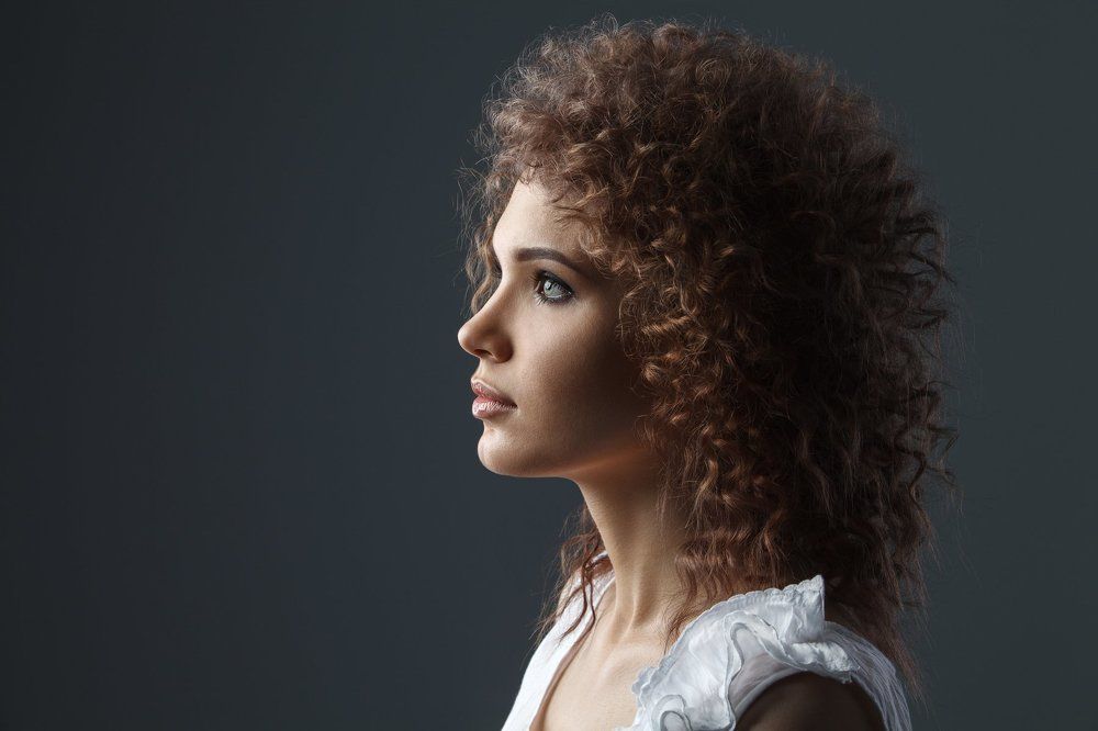 портрет с кудряшками