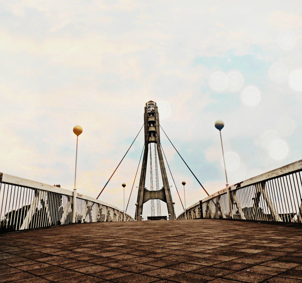 Через мост дорога