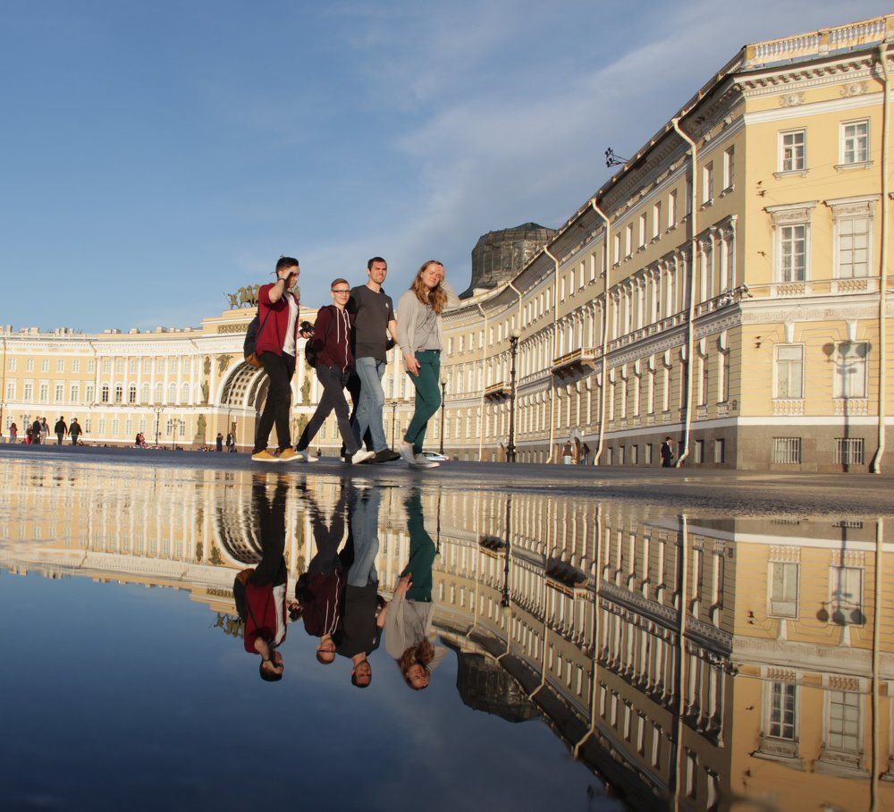 мы по городу идем