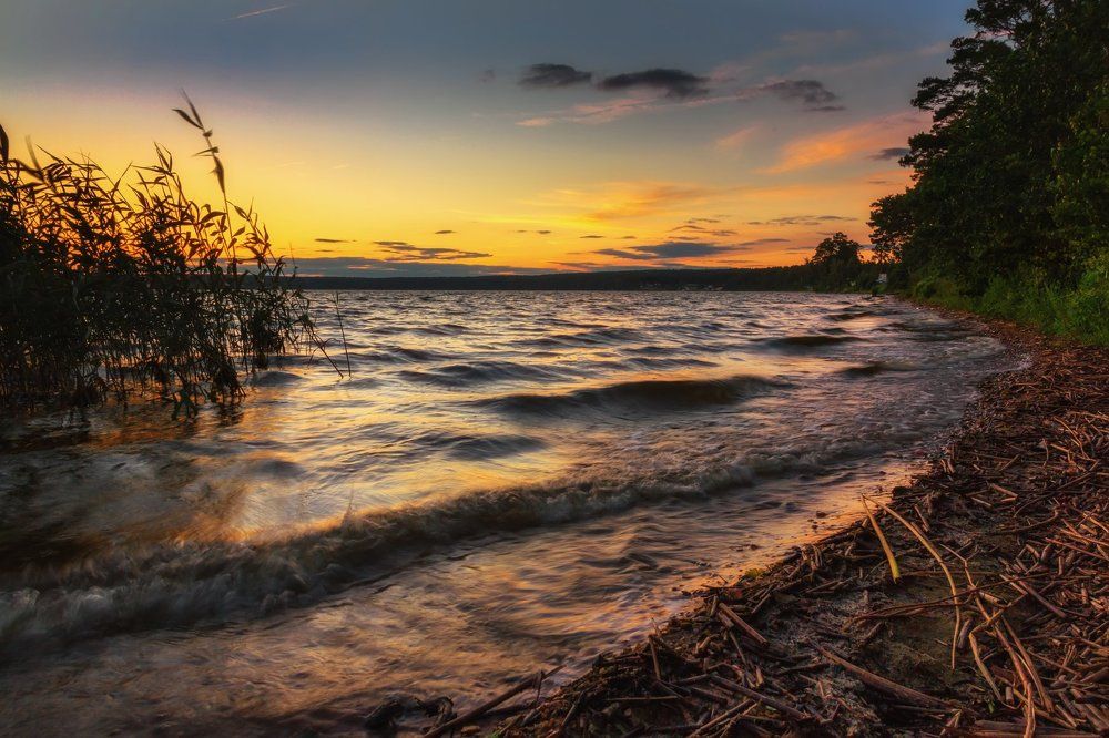Закат на озере