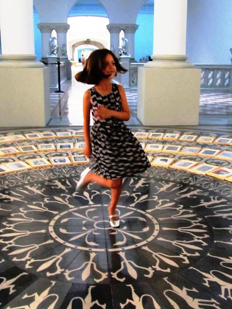 Girl in muzeum