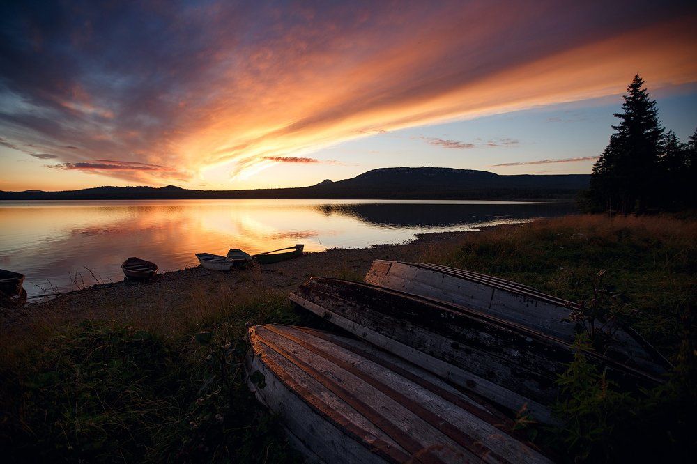 Закат и лодки