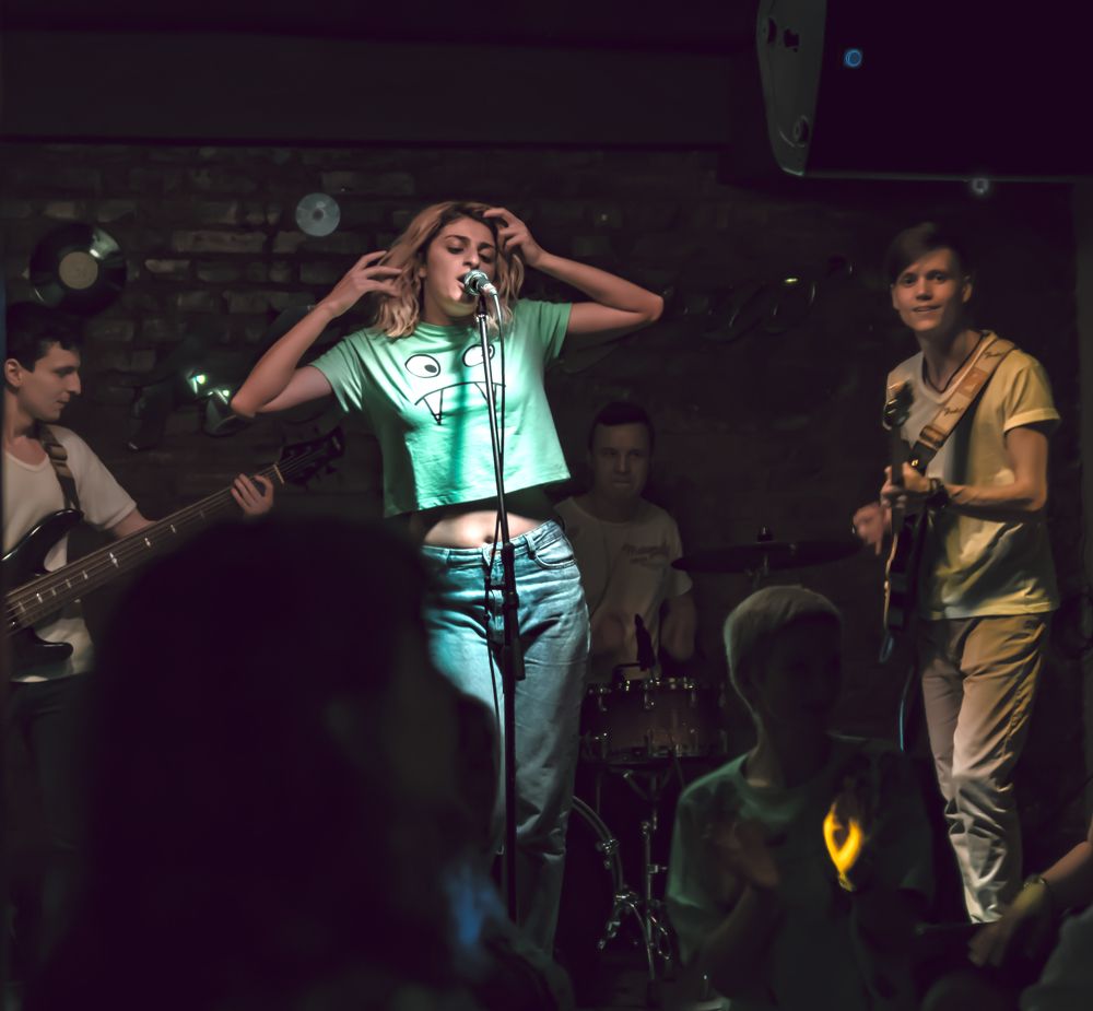 В молодёжном рок-кафе...